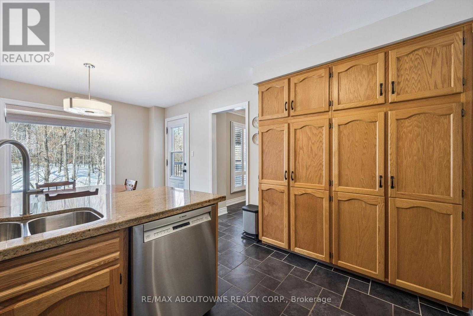 2421 Hargood Place, Mississauga, ON - Indoor Photo Showing Kitchen With Double Sink