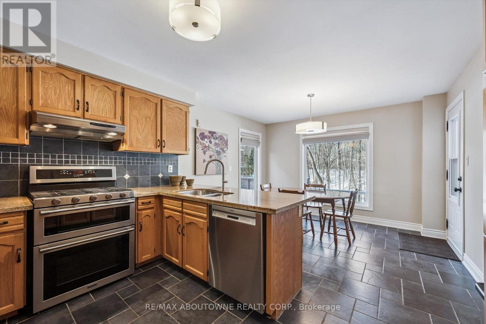 2421 Hargood Place, Mississauga, ON - Indoor Photo Showing Kitchen With Double Sink
