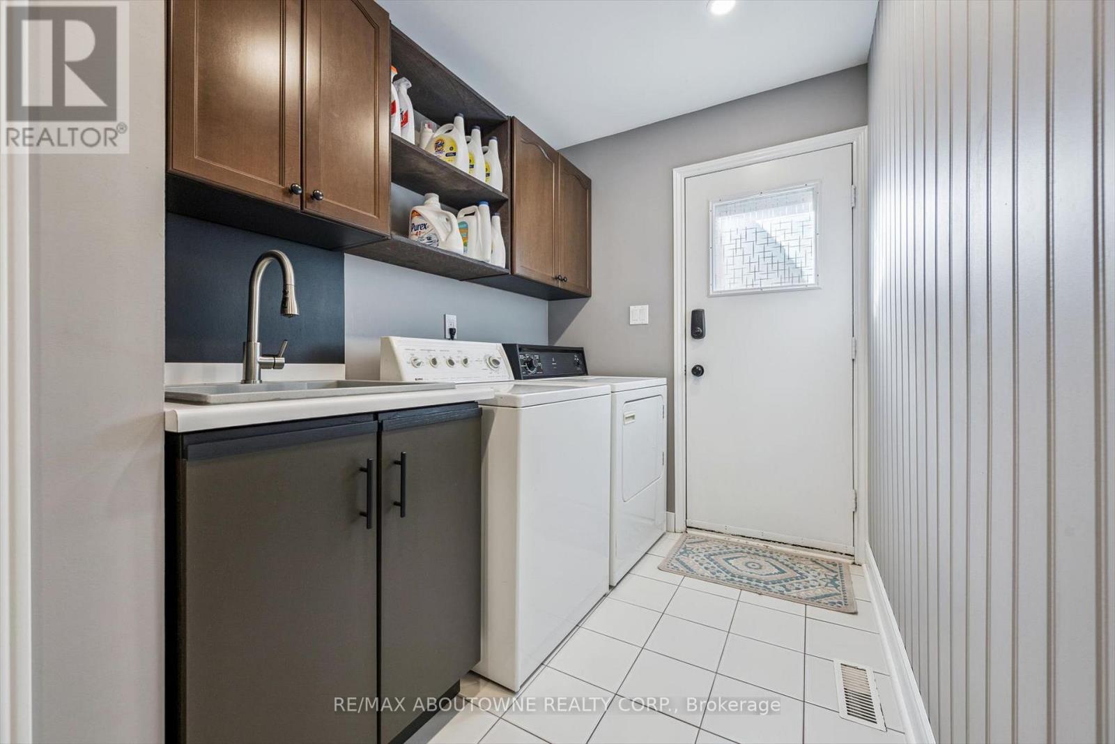2421 Hargood Place, Mississauga, ON - Indoor Photo Showing Laundry Room