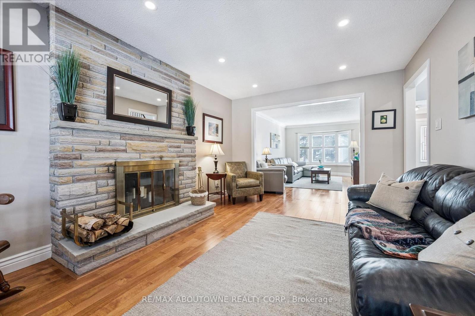 2421 Hargood Place, Mississauga, ON - Indoor Photo Showing Living Room With Fireplace