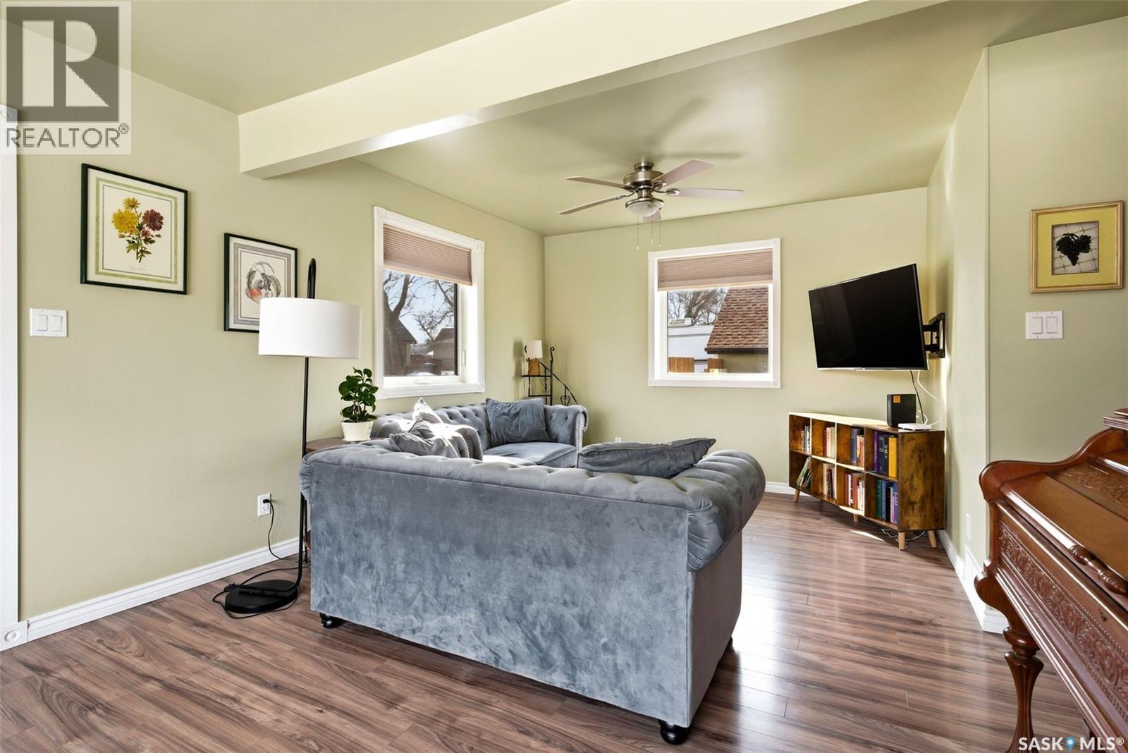 800 Pheasant Street, Grenfell, SK - Indoor Photo Showing Living Room