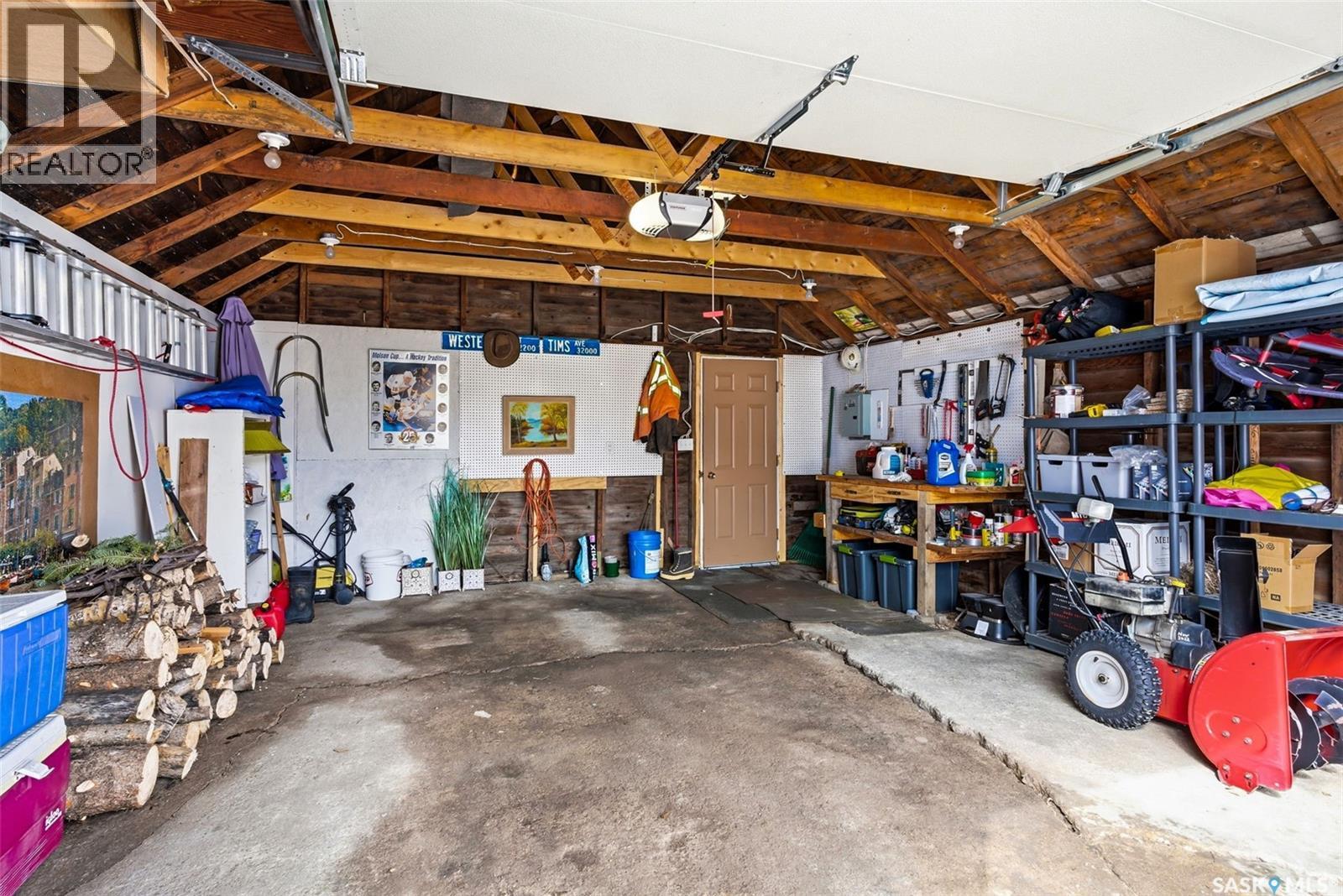 800 Pheasant Street, Grenfell, SK - Indoor Photo Showing Garage
