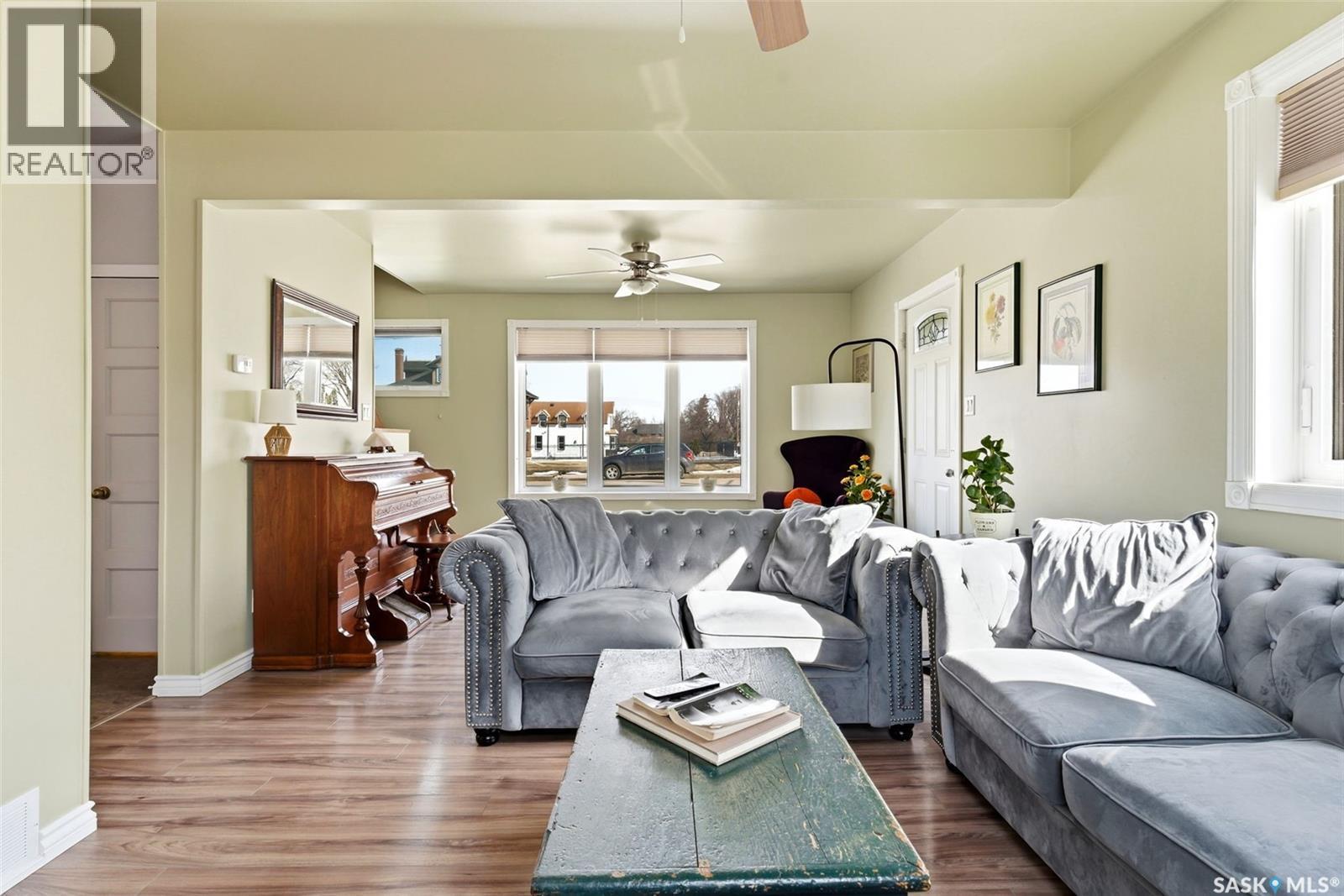 800 Pheasant Street, Grenfell, SK - Indoor Photo Showing Living Room