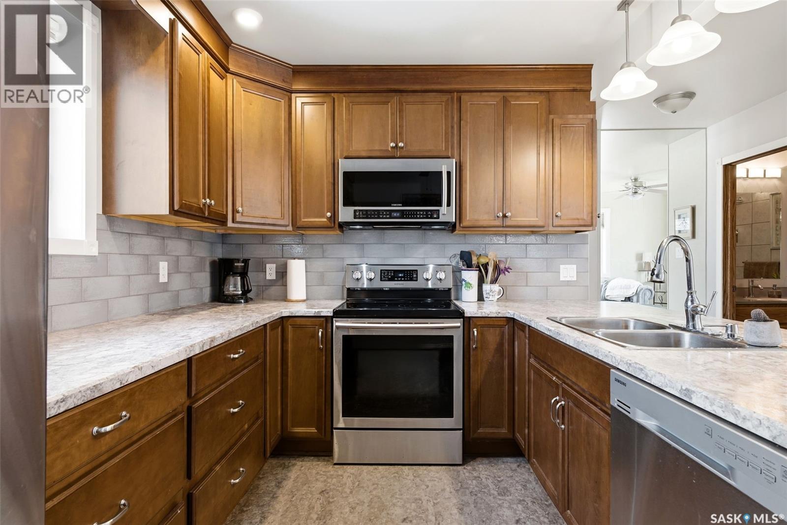 800 Pheasant Street, Grenfell, SK - Indoor Photo Showing Kitchen With Double Sink