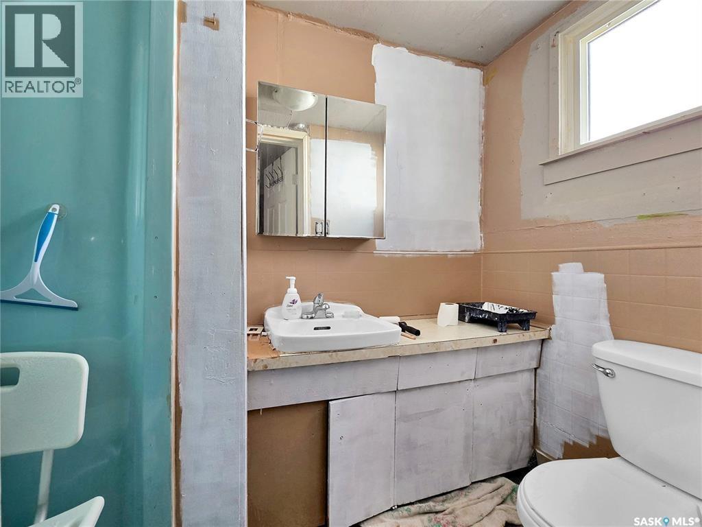 206 K Avenue S, Saskatoon, SK - Indoor Photo Showing Bathroom