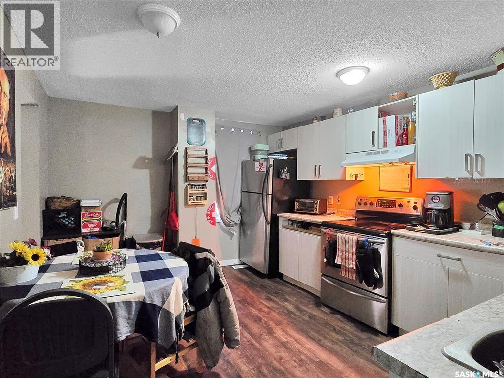 205 J Avenue S, Saskatoon, SK - Indoor Photo Showing Kitchen