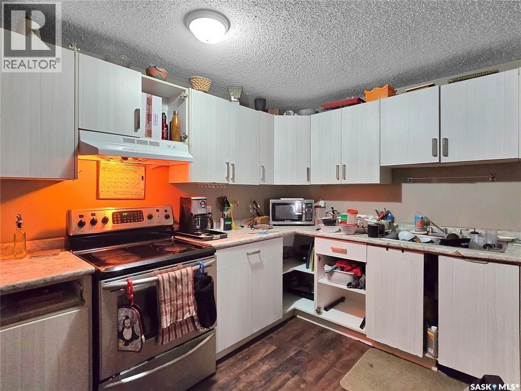 205 J Avenue S, Saskatoon, SK - Indoor Photo Showing Kitchen