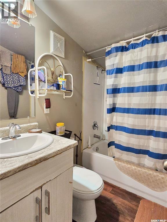 205 J Avenue S, Saskatoon, SK - Indoor Photo Showing Bathroom