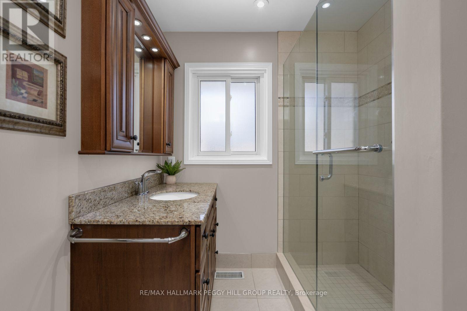 10 Duckworth Street, Barrie, ON - Indoor Photo Showing Bathroom