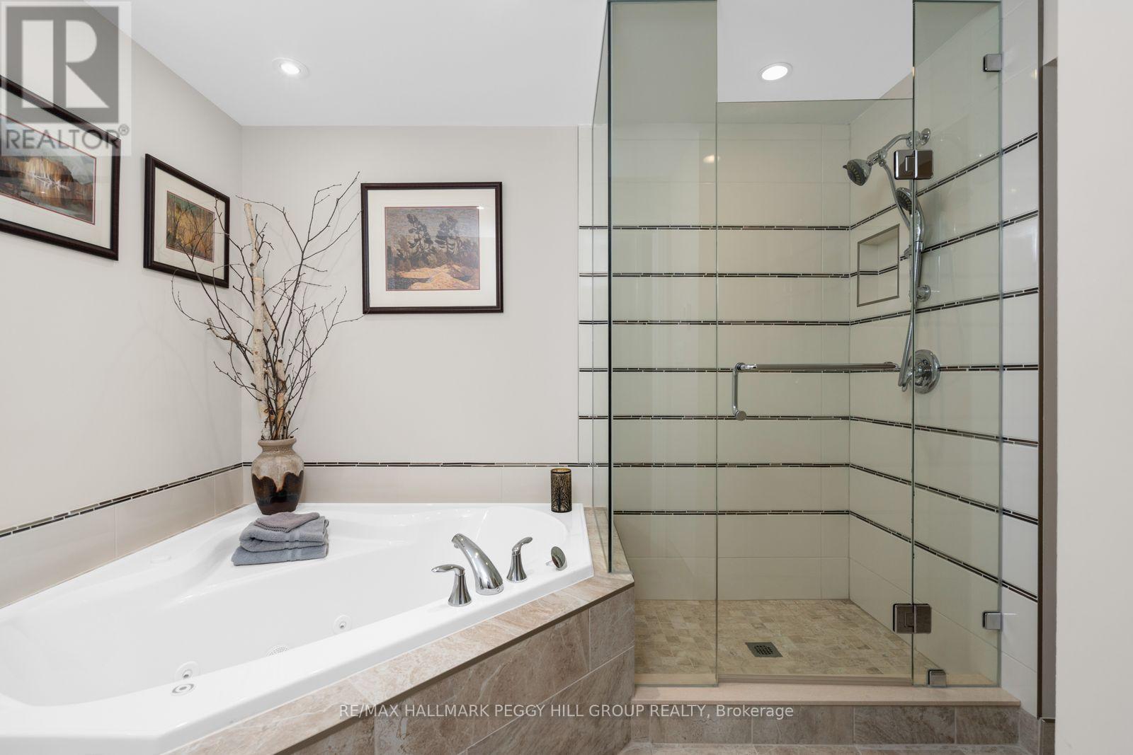 10 Duckworth Street, Barrie, ON - Indoor Photo Showing Bathroom
