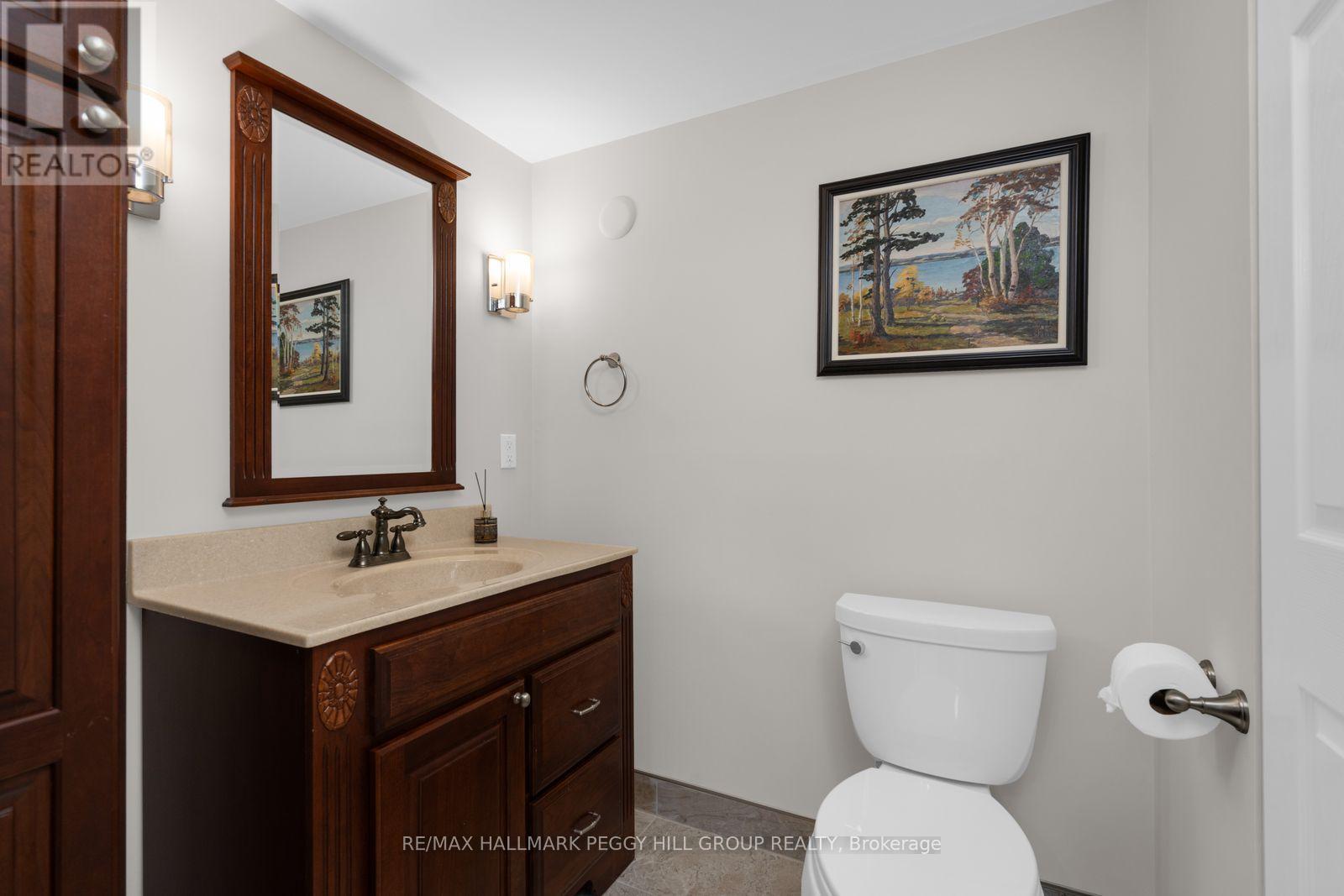 10 Duckworth Street, Barrie, ON - Indoor Photo Showing Bathroom