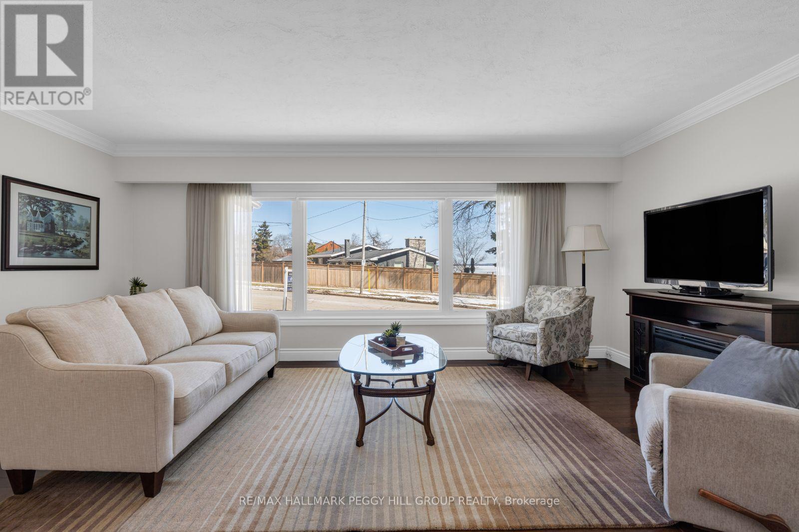 10 Duckworth Street, Barrie, ON - Indoor Photo Showing Living Room