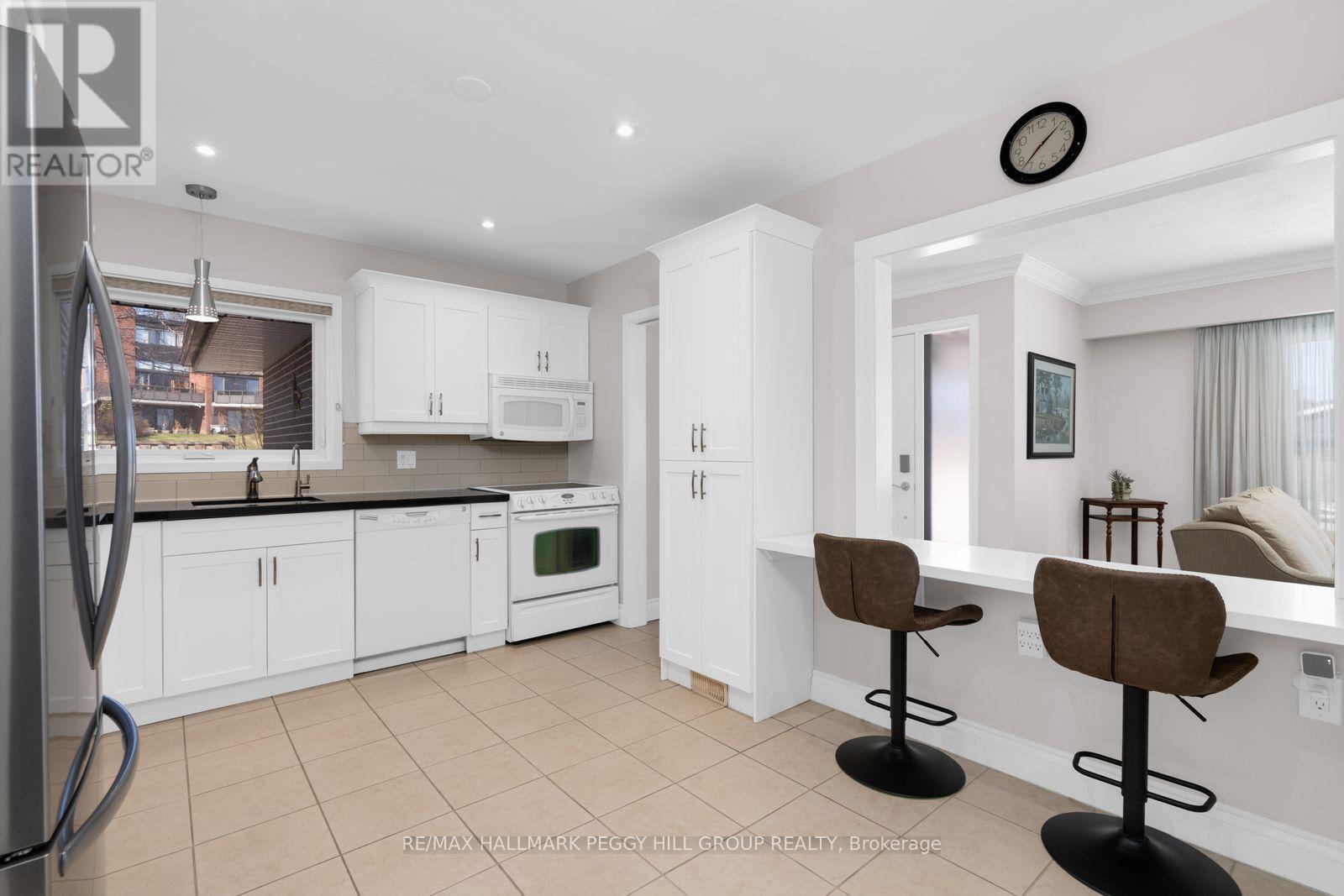 10 Duckworth Street, Barrie, ON - Indoor Photo Showing Kitchen