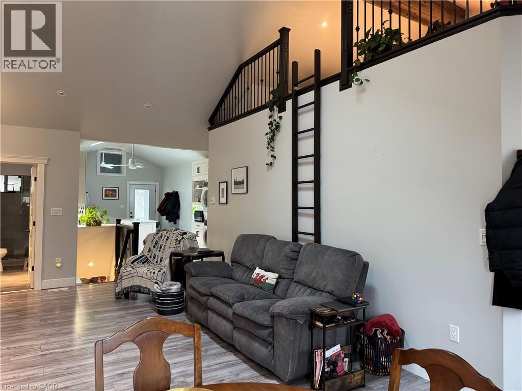 432 Bay Street N, Hamilton, ON - Indoor Photo Showing Living Room