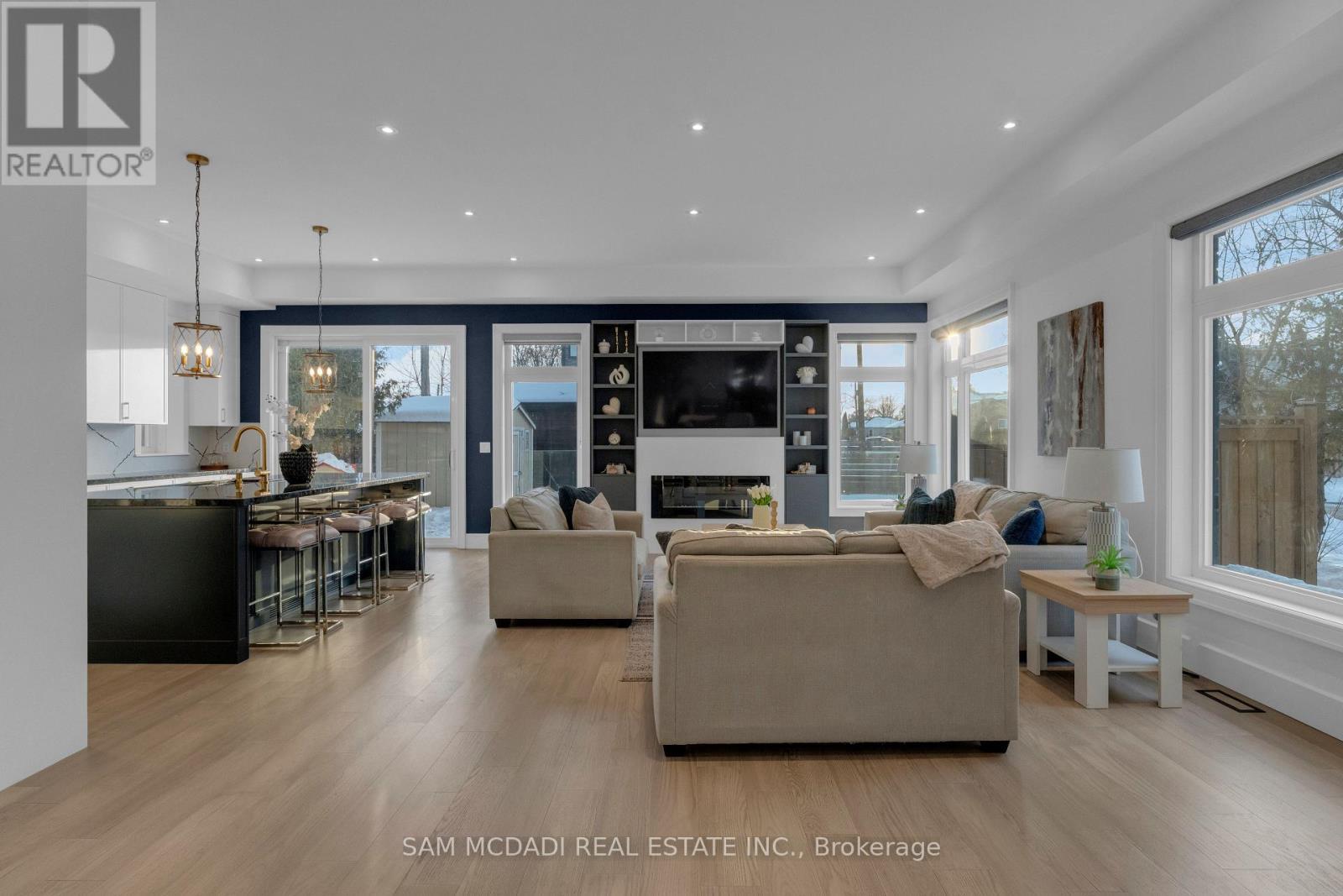 1050 Edgeleigh Avenue, Mississauga, ON - Indoor Photo Showing Living Room With Fireplace