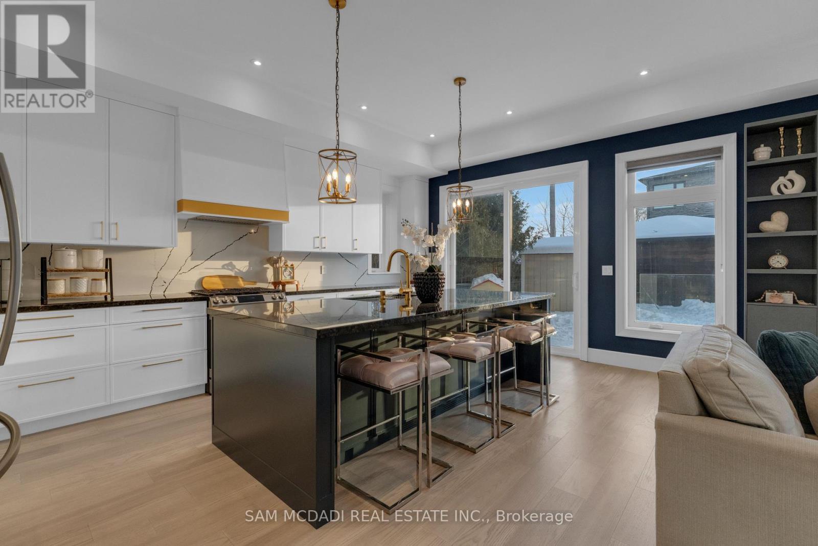 1050 Edgeleigh Avenue, Mississauga, ON - Indoor Photo Showing Kitchen With Upgraded Kitchen