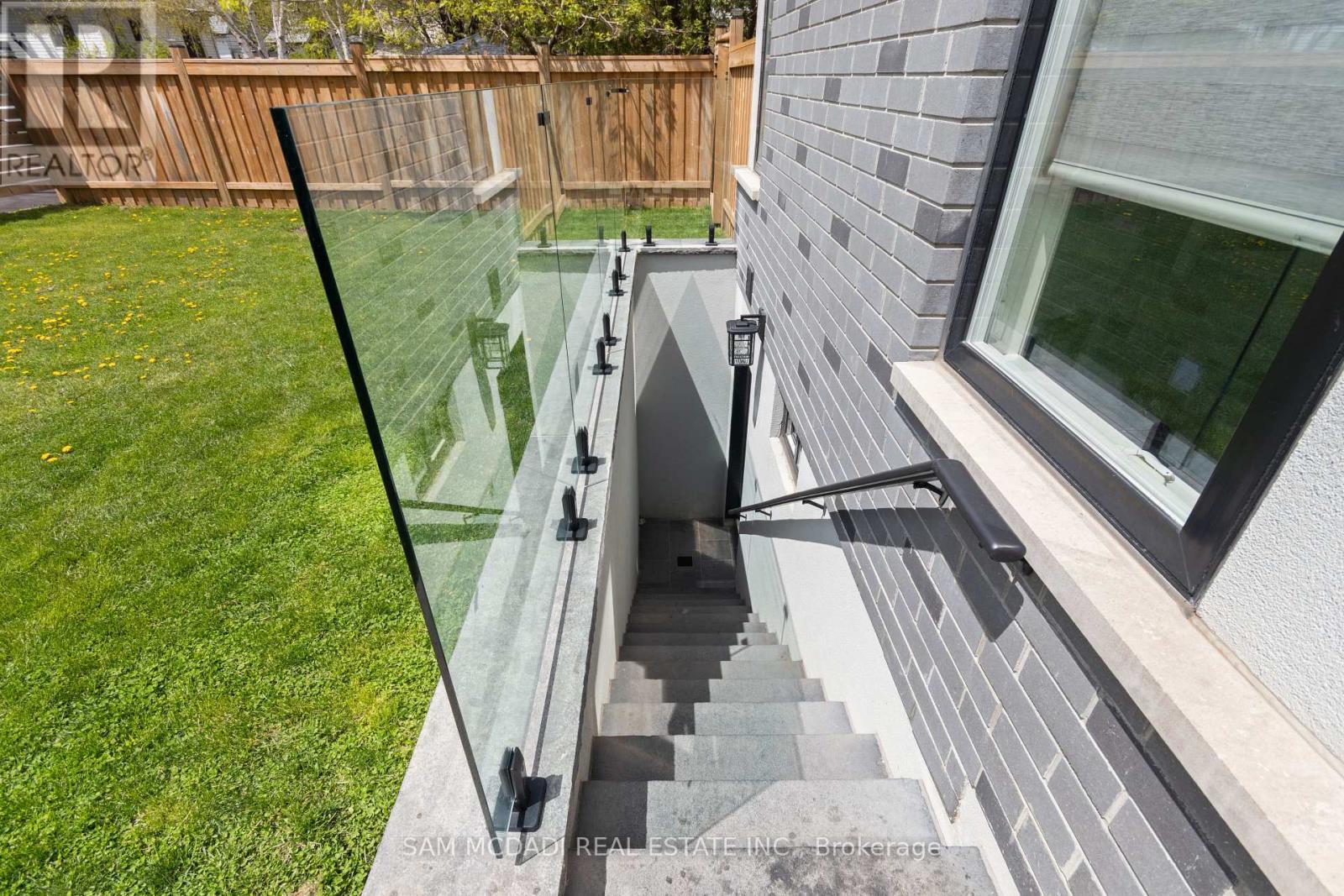 1050 Edgeleigh Avenue, Mississauga, ON - Outdoor