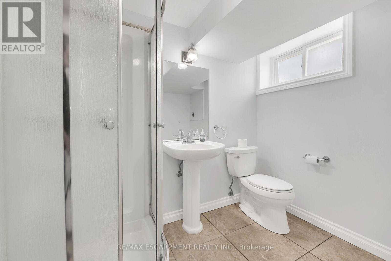 617 Eighth Road E, Hamilton, ON - Indoor Photo Showing Bathroom