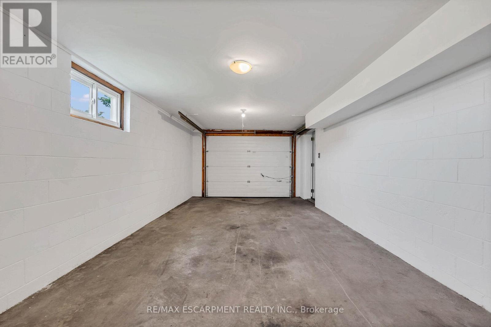 617 Eighth Road E, Hamilton, ON - Indoor Photo Showing Garage