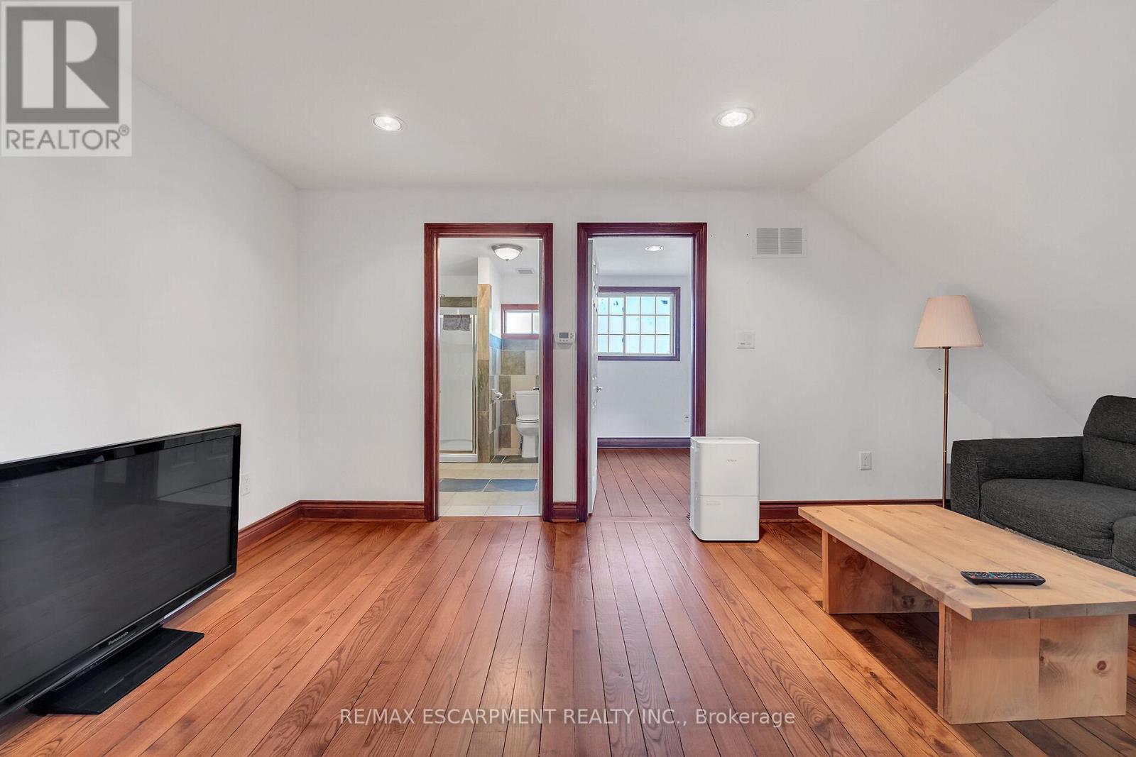 617 Eighth Road E, Hamilton, ON - Indoor Photo Showing Living Room
