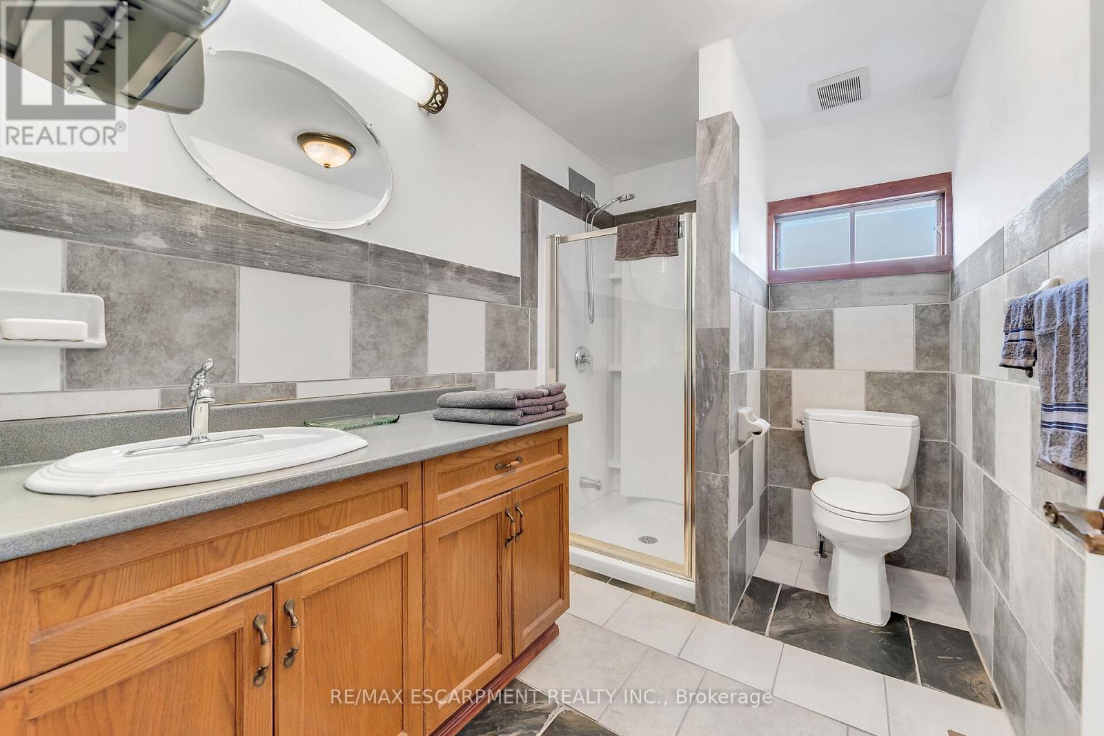 617 Eighth Road E, Hamilton, ON - Indoor Photo Showing Bathroom