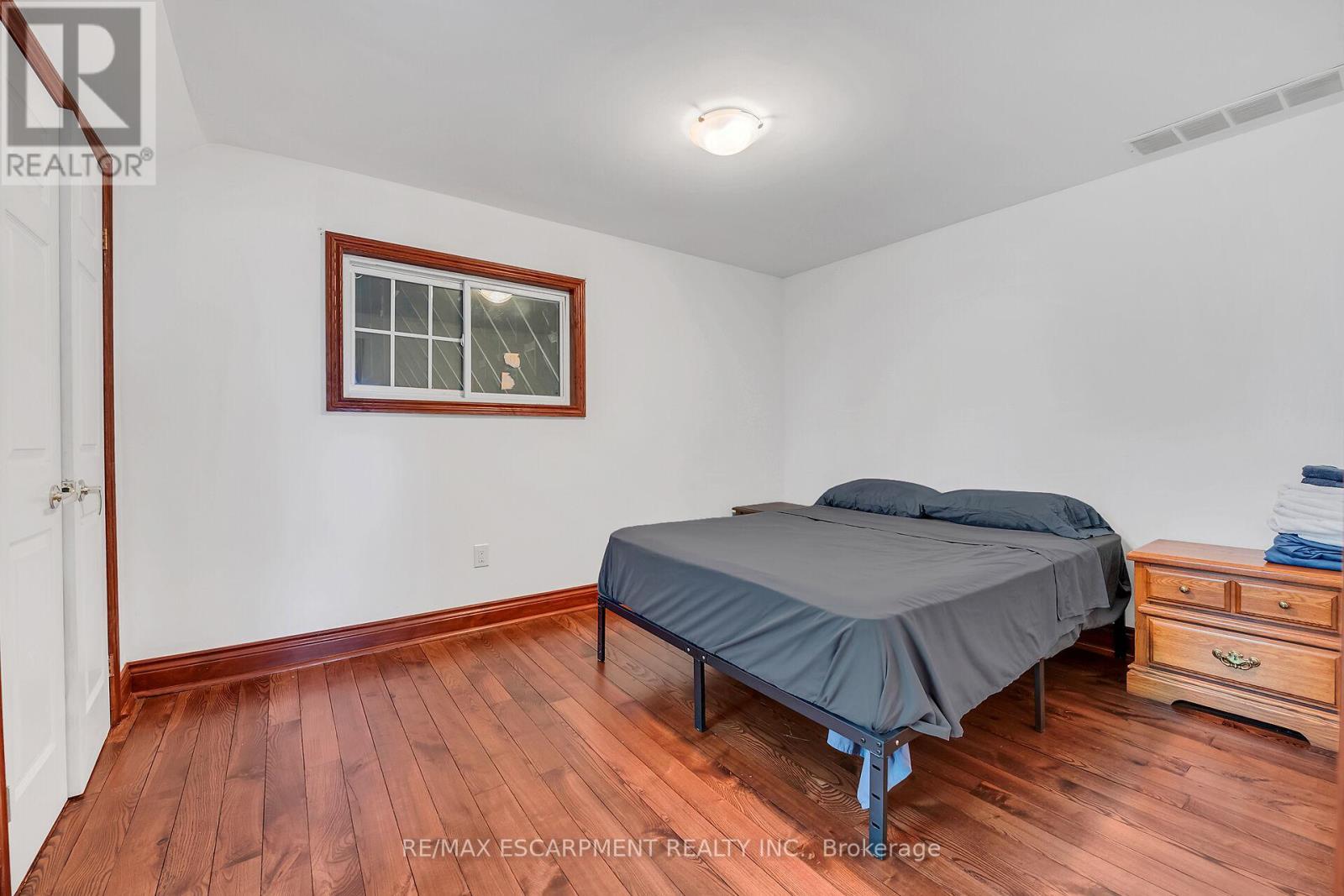 617 Eighth Road E, Hamilton, ON - Indoor Photo Showing Bedroom