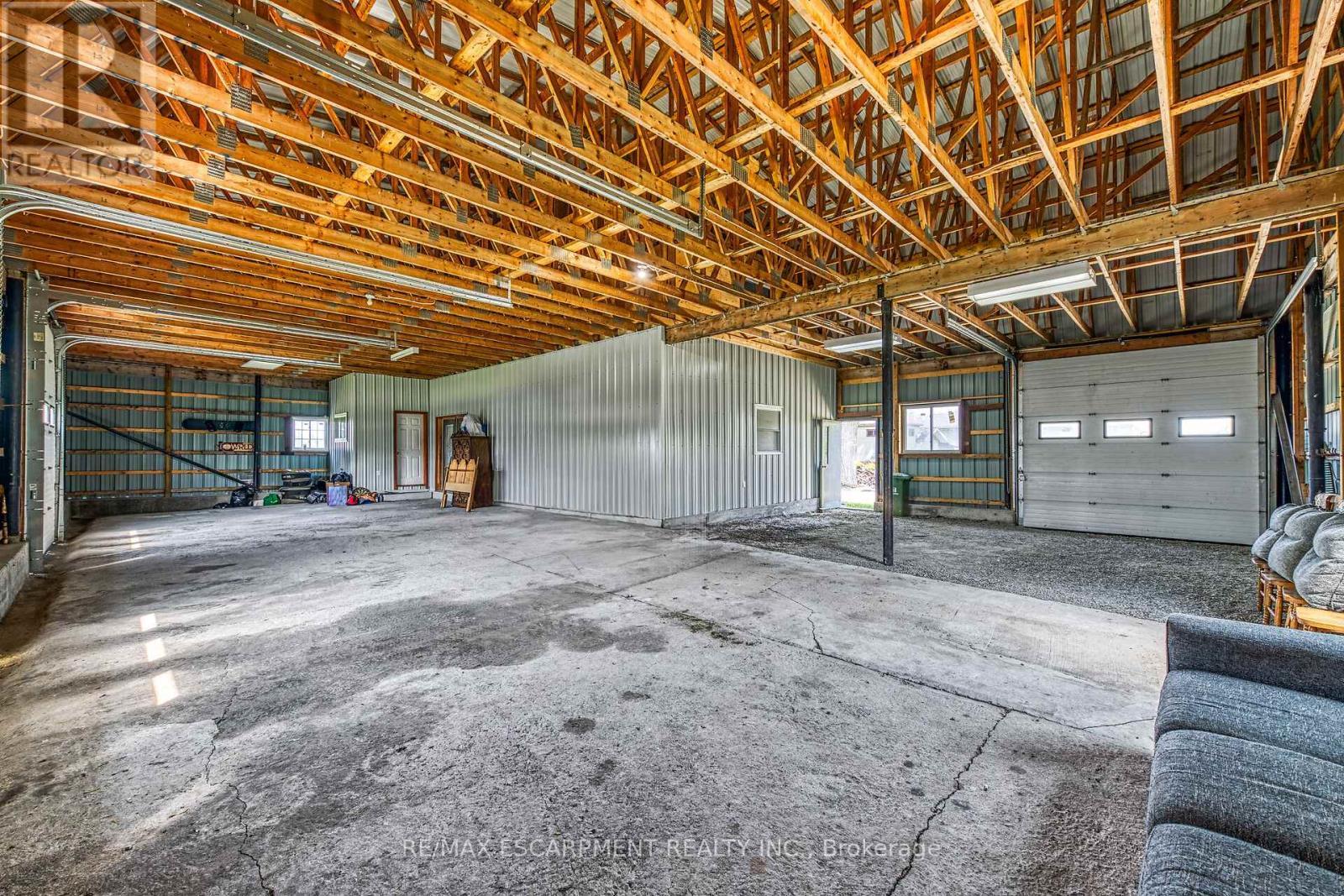 617 Eighth Road E, Hamilton, ON - Indoor Photo Showing Garage