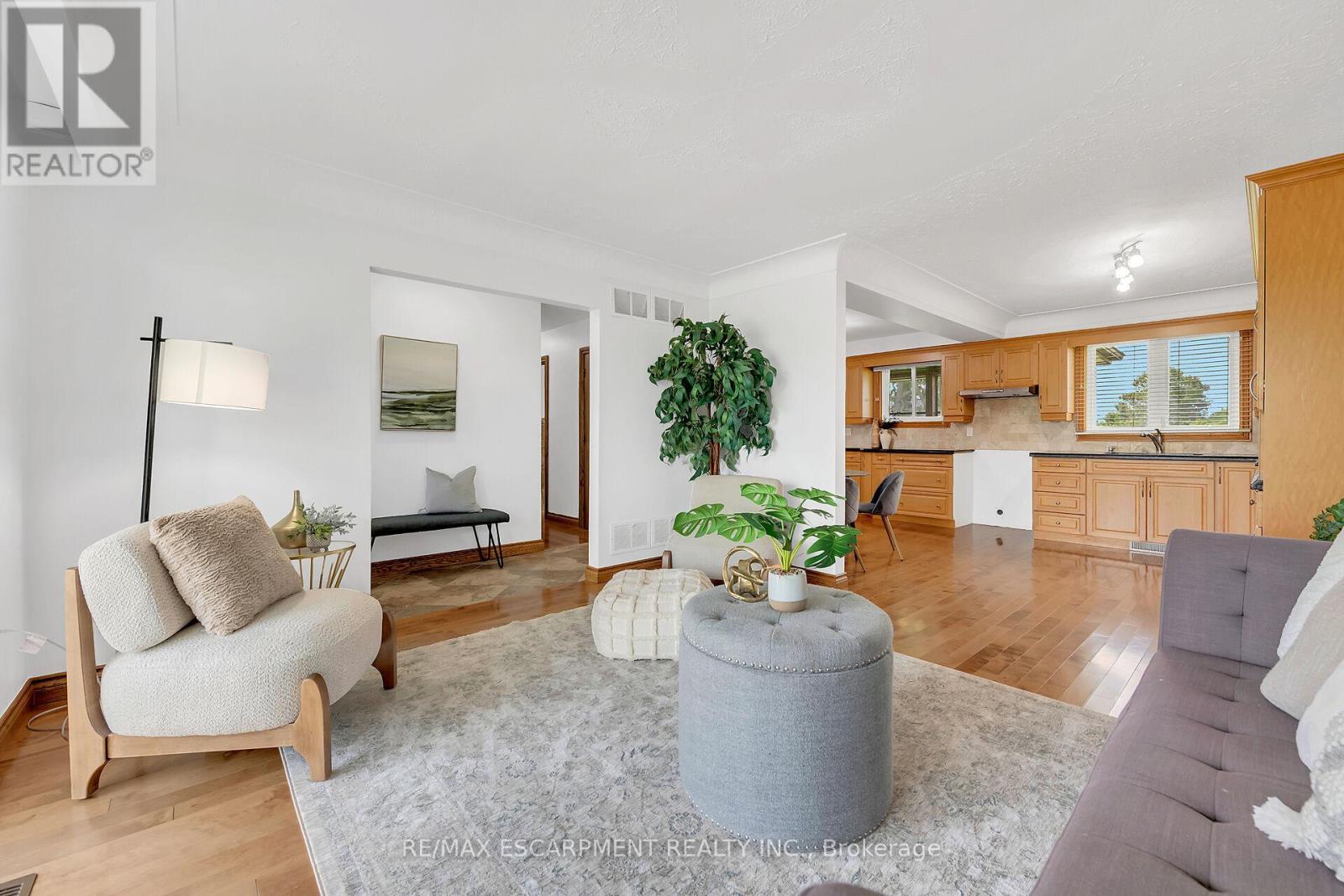 617 Eighth Road E, Hamilton, ON - Indoor Photo Showing Living Room