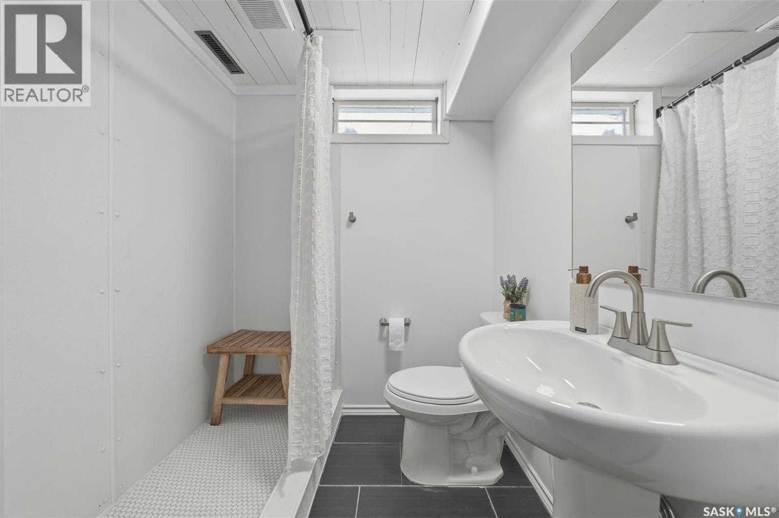 3122 Mountbatten Street, Saskatoon, SK - Indoor Photo Showing Bathroom