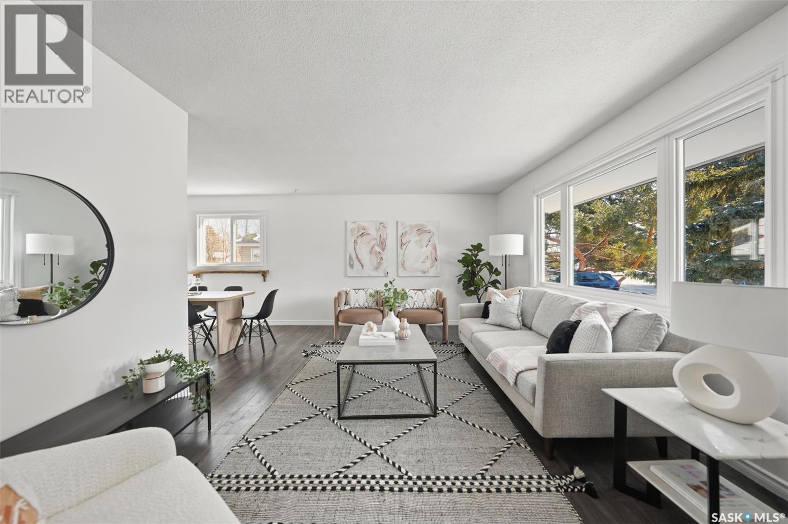 3122 Mountbatten Street, Saskatoon, SK - Indoor Photo Showing Living Room