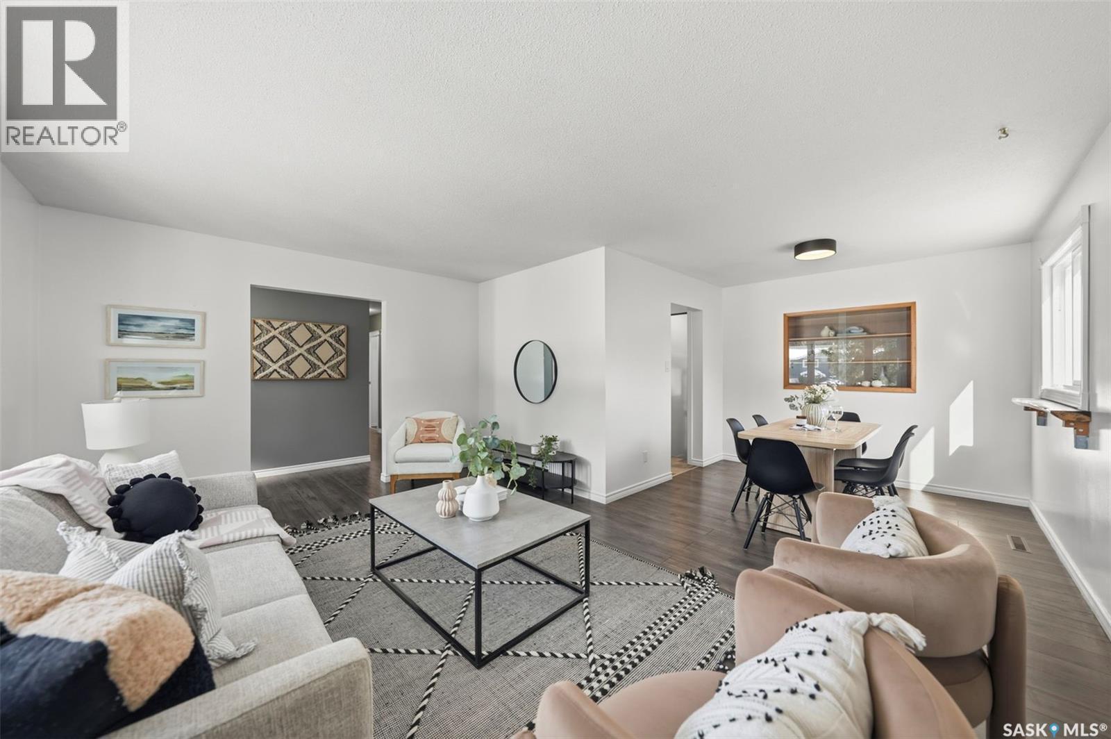 3122 Mountbatten Street, Saskatoon, SK - Indoor Photo Showing Living Room