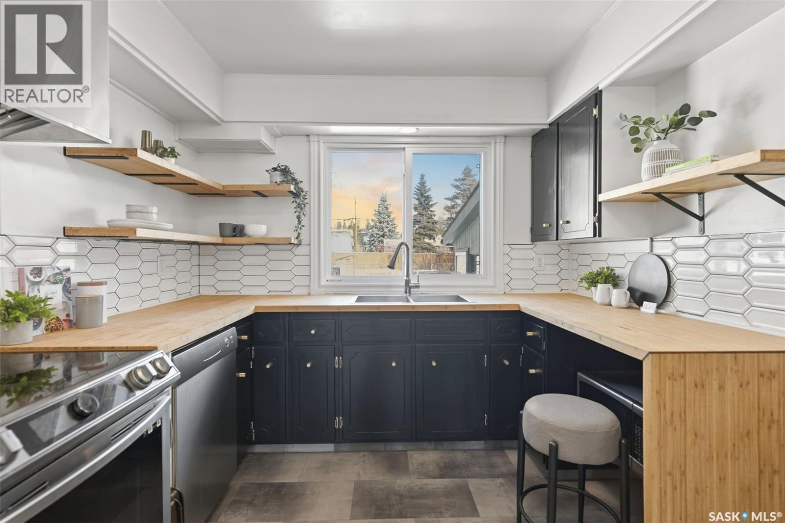 3122 Mountbatten Street, Saskatoon, SK - Indoor Photo Showing Kitchen With Double Sink