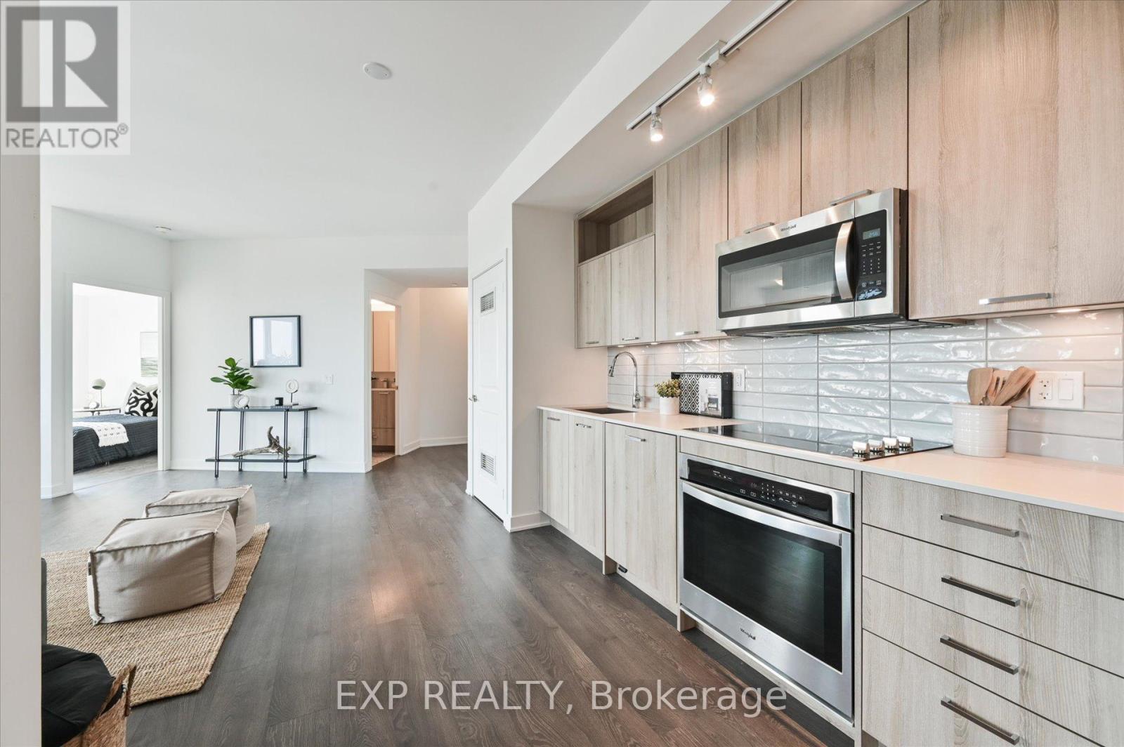 1006 - 120 Eagle Rock Way, Vaughan, ON - Indoor Photo Showing Kitchen With Upgraded Kitchen