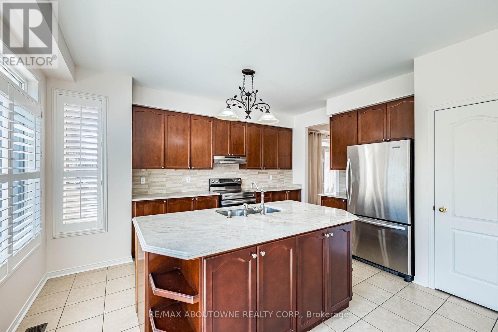 3228 Tacc Drive, Mississauga, ON - Indoor Photo Showing Kitchen With Double Sink
