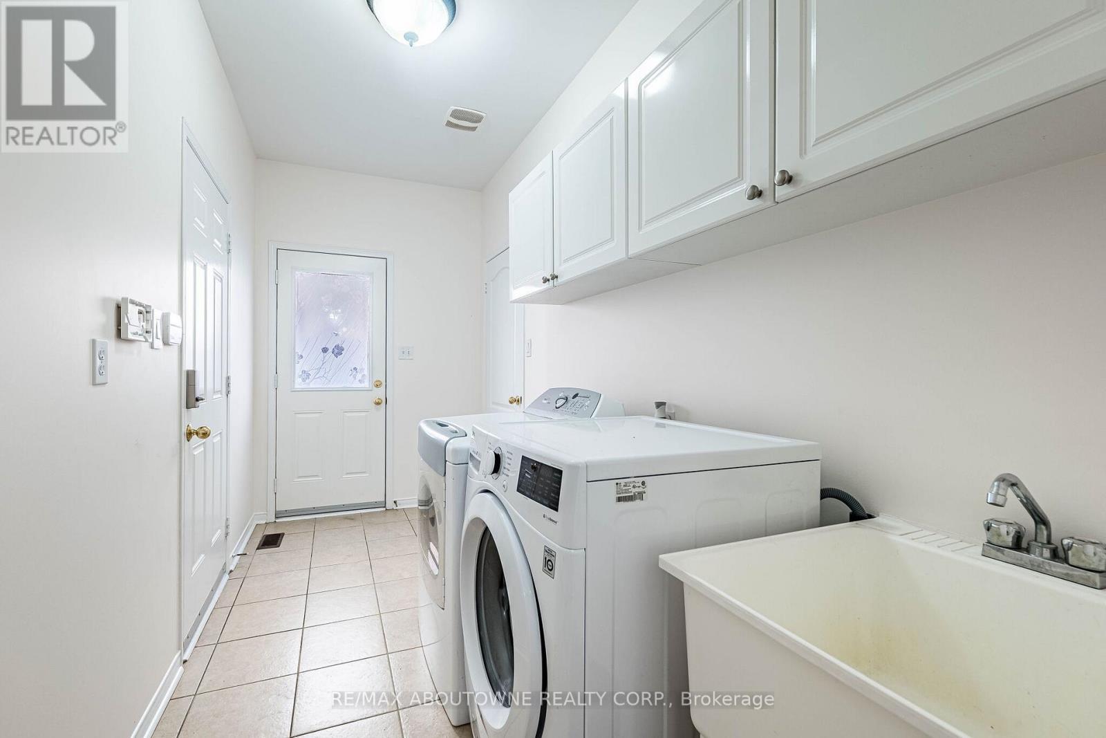 3228 Tacc Drive, Mississauga, ON - Indoor Photo Showing Laundry Room