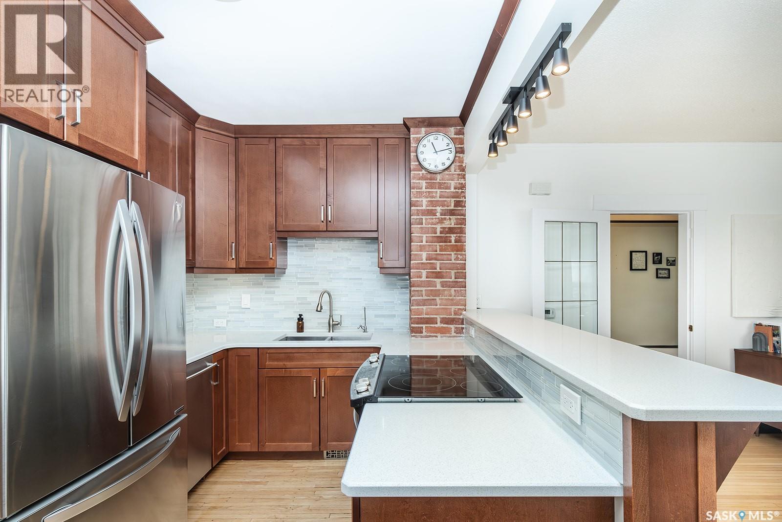 625 4Th Avenue N, Saskatoon, SK - Indoor Photo Showing Kitchen With Stainless Steel Kitchen