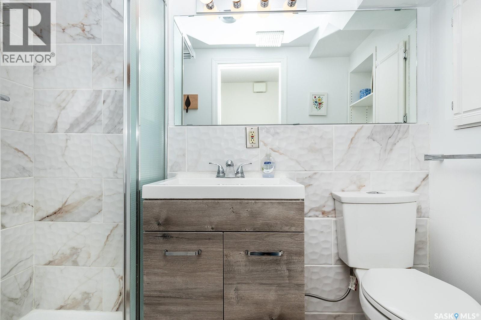 625 4Th Avenue N, Saskatoon, SK - Indoor Photo Showing Bathroom