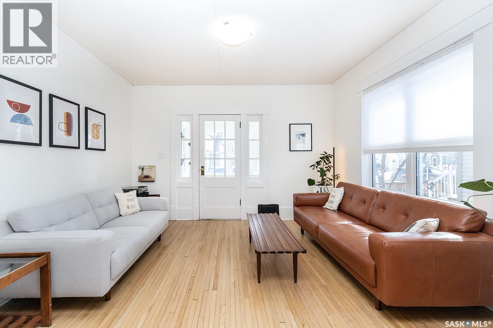 625 4Th Avenue N, Saskatoon, SK - Indoor Photo Showing Living Room