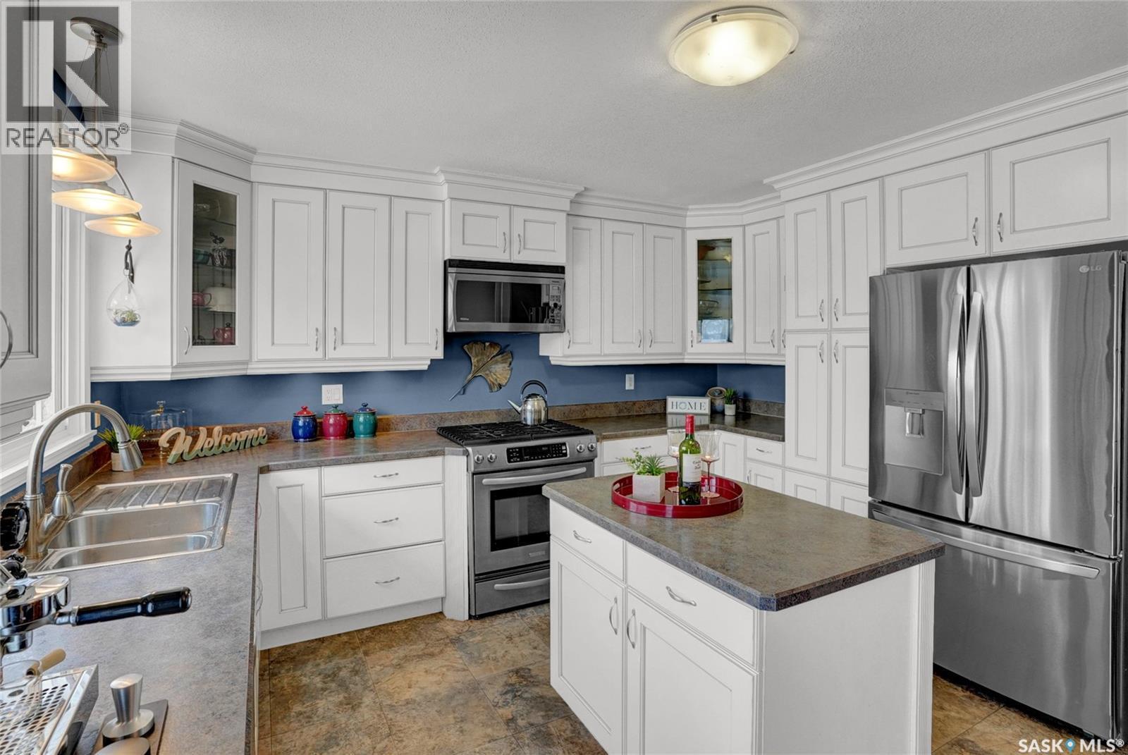 102 Daisy Crescent, Moose Jaw, SK - Indoor Photo Showing Kitchen With Double Sink With Upgraded Kitchen