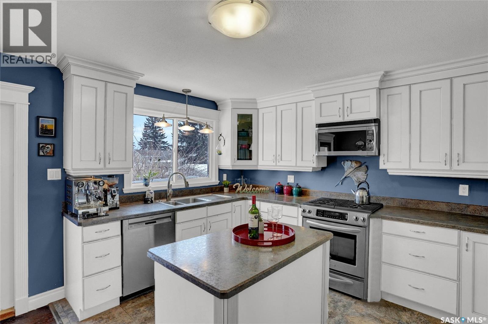 102 Daisy Crescent, Moose Jaw, SK - Indoor Photo Showing Kitchen With Double Sink