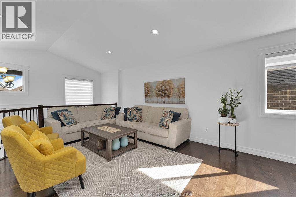 3921 Zanzibar Crescent, Windsor, ON - Indoor Photo Showing Living Room