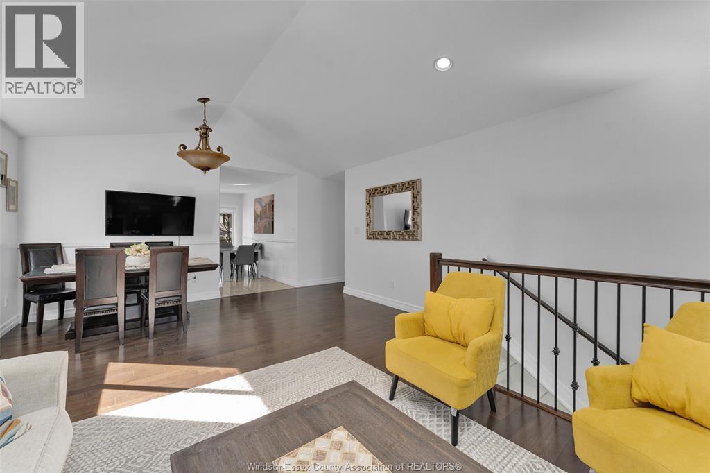3921 Zanzibar Crescent, Windsor, ON - Indoor Photo Showing Living Room