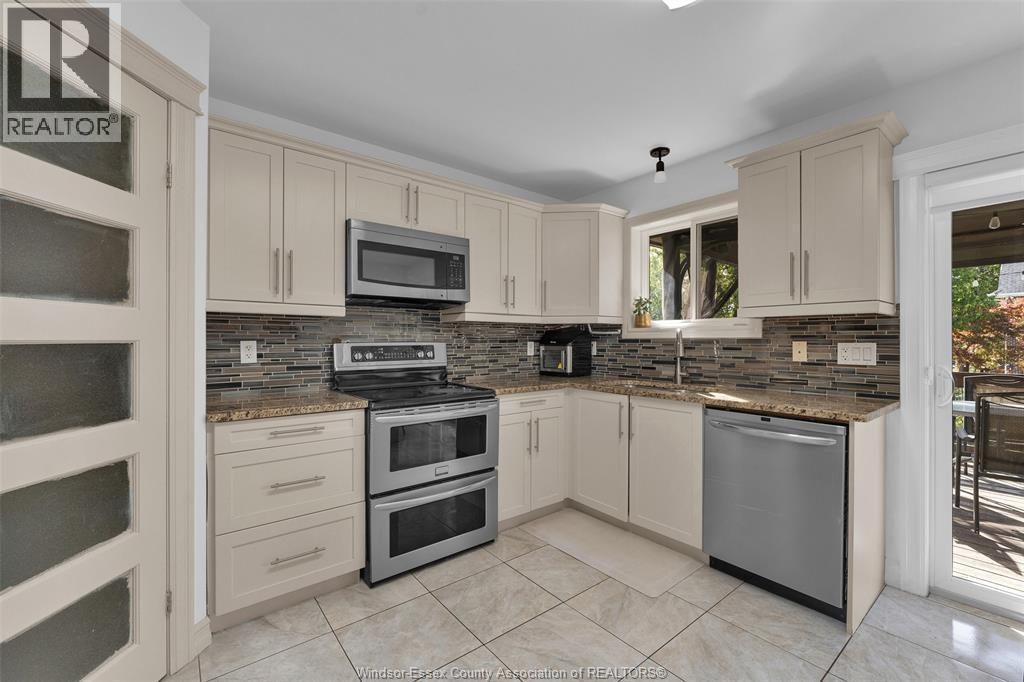 3921 Zanzibar Crescent, Windsor, ON - Indoor Photo Showing Kitchen