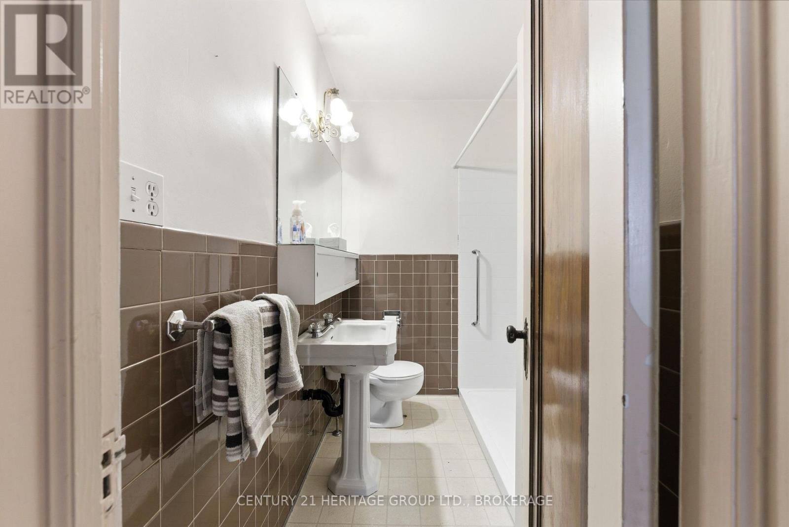1033 King Street E, Oshawa (Donevan), ON - Indoor Photo Showing Bathroom