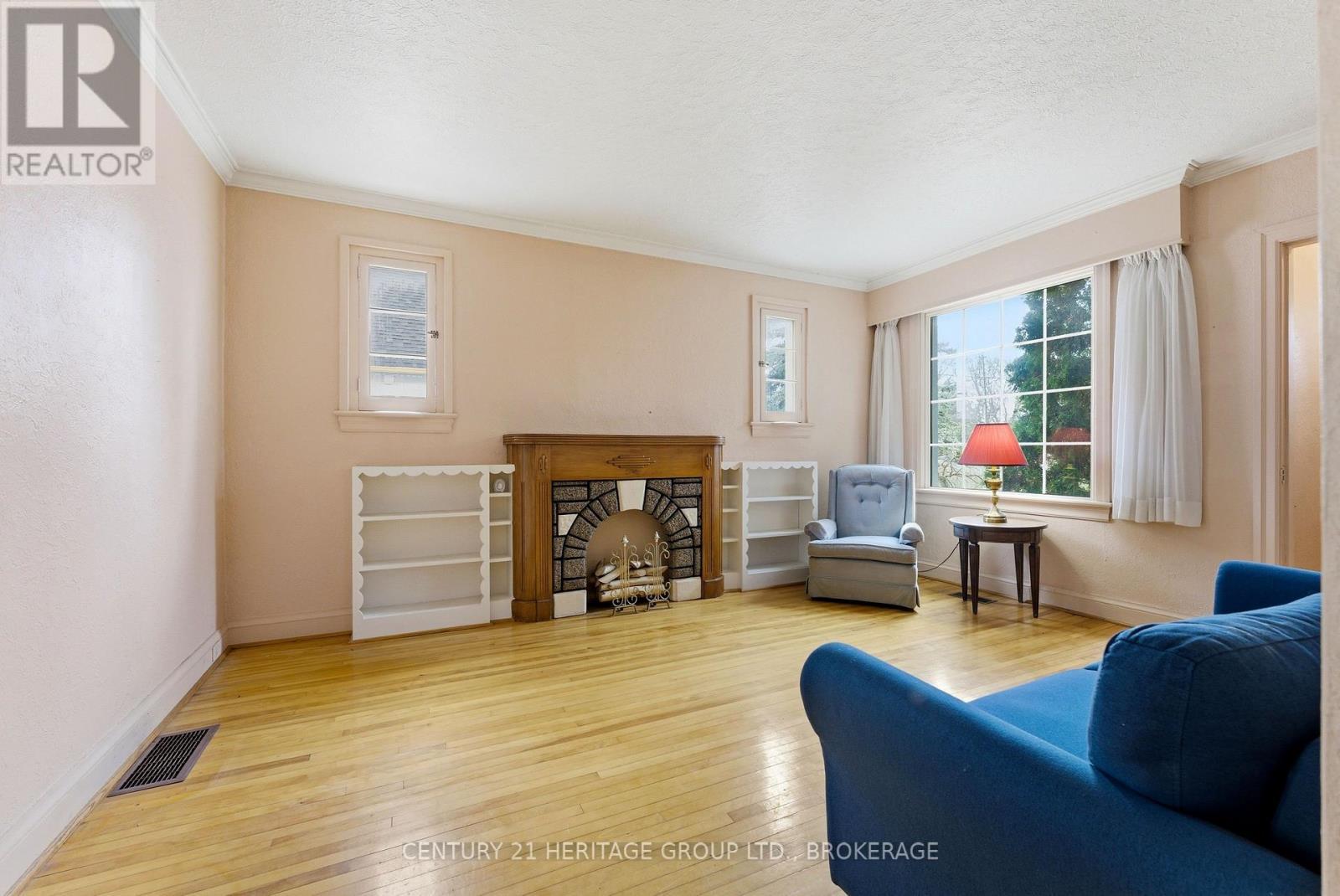 1033 King Street E, Oshawa (Donevan), ON - Indoor Photo Showing Living Room