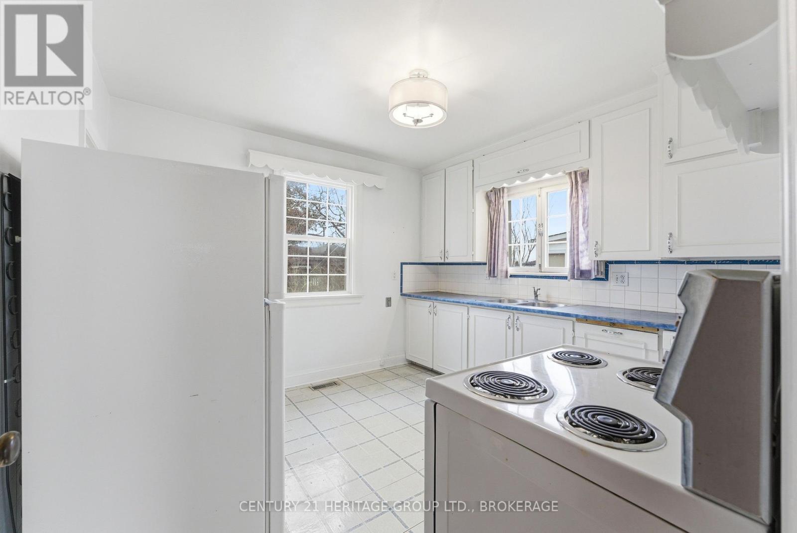 1033 King Street E, Oshawa (Donevan), ON - Indoor Photo Showing Kitchen