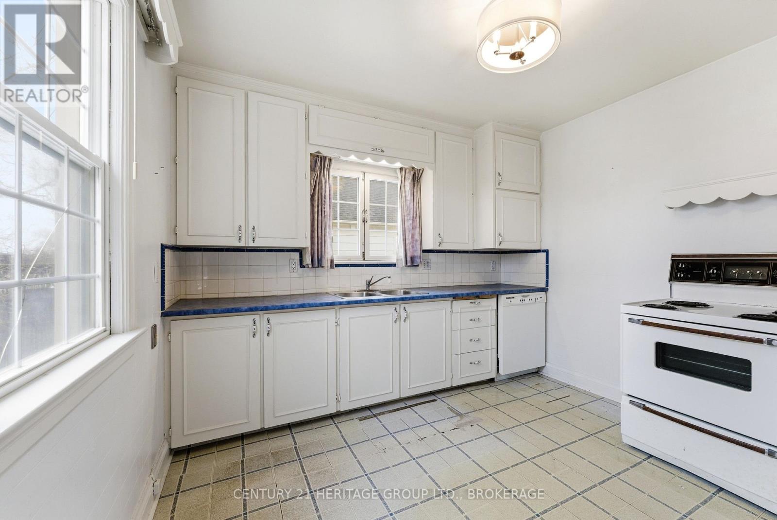 1033 King Street E, Oshawa (Donevan), ON - Indoor Photo Showing Kitchen With Double Sink