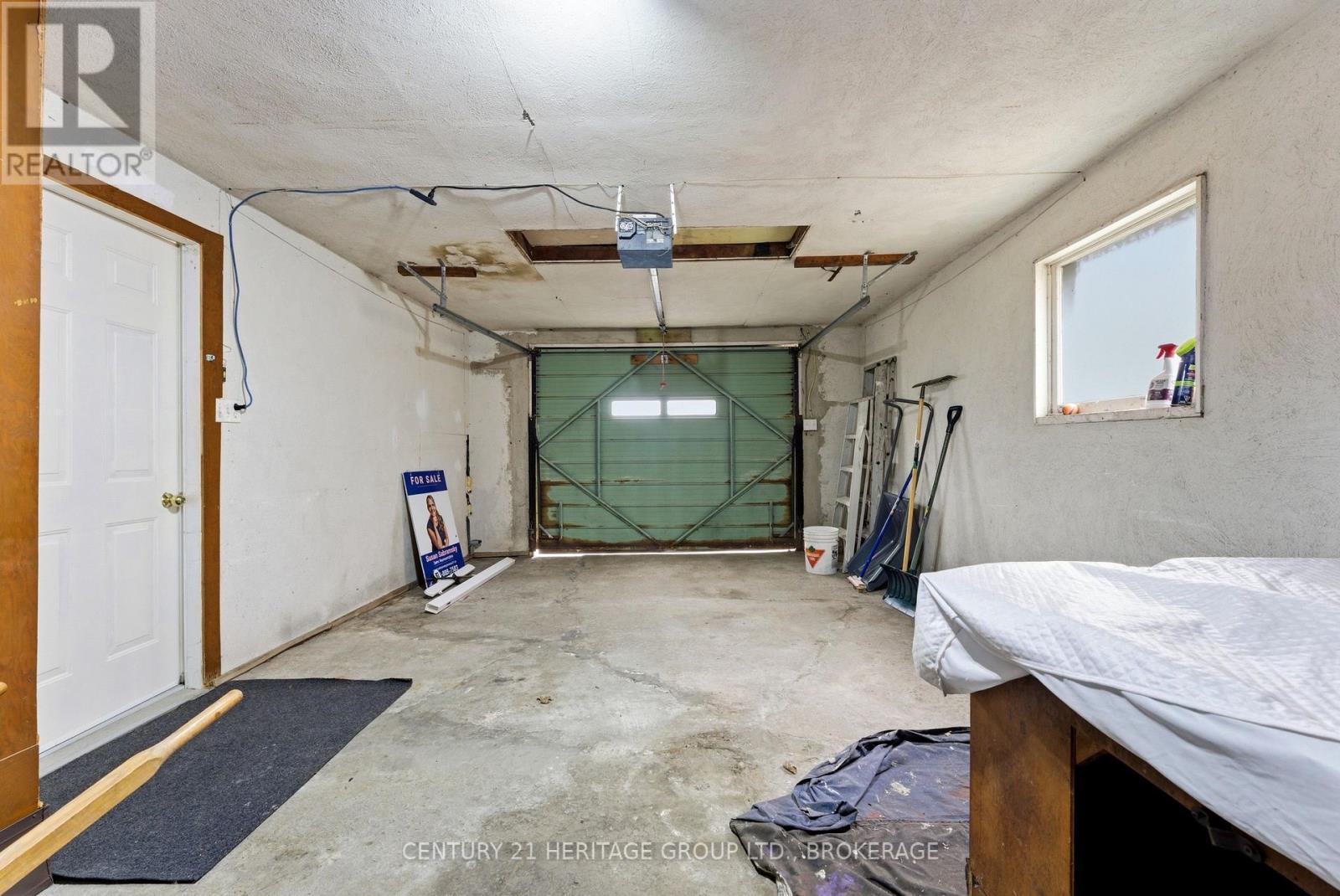 1033 King Street E, Oshawa (Donevan), ON - Indoor Photo Showing Garage