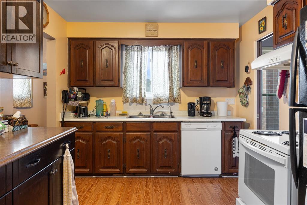 2979 Orion, Windsor, ON - Indoor Photo Showing Kitchen With Double Sink