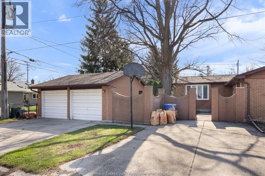 2979 Orion, Windsor, ON - Outdoor